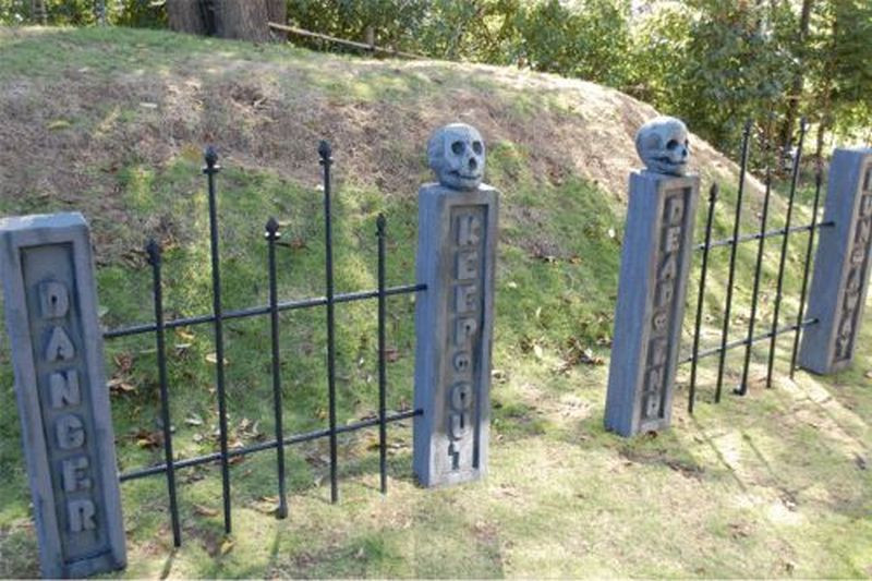 Halloween Graveyard Fence
 25 DIY Outdoor Halloween Decorations You can Make at Home