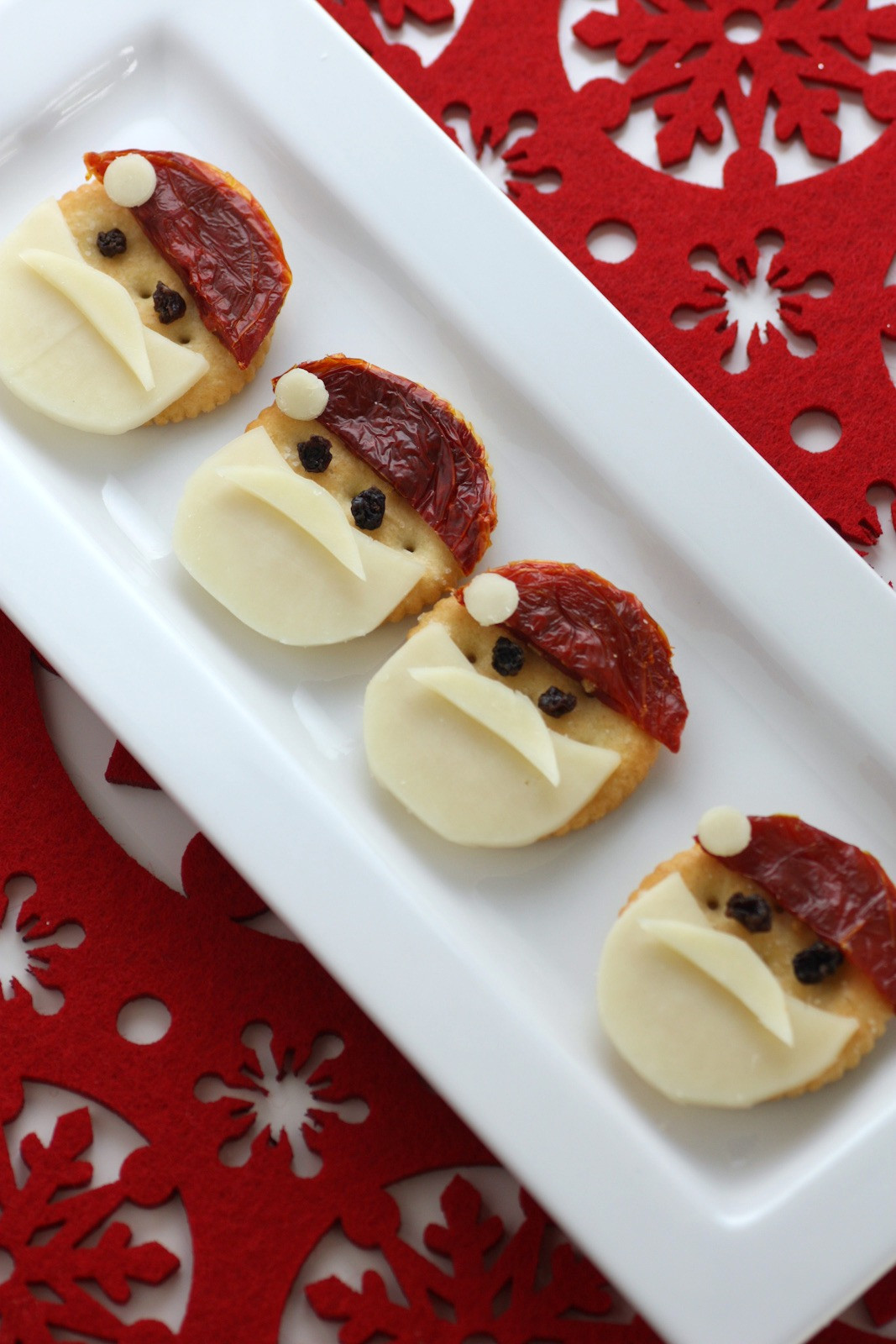 Holiday Party Snacks Ideas
 Easy Christmas Santa Crackers