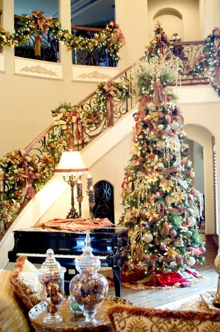 Indoor Christmas Decorations Ideas
 20 Magical And Crafty Ways To Decorate An Indoor Staircase