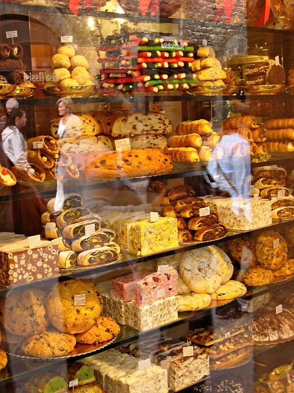 Italian Cakes And Pastries
 Bakery in Assisi magnifico Italia
