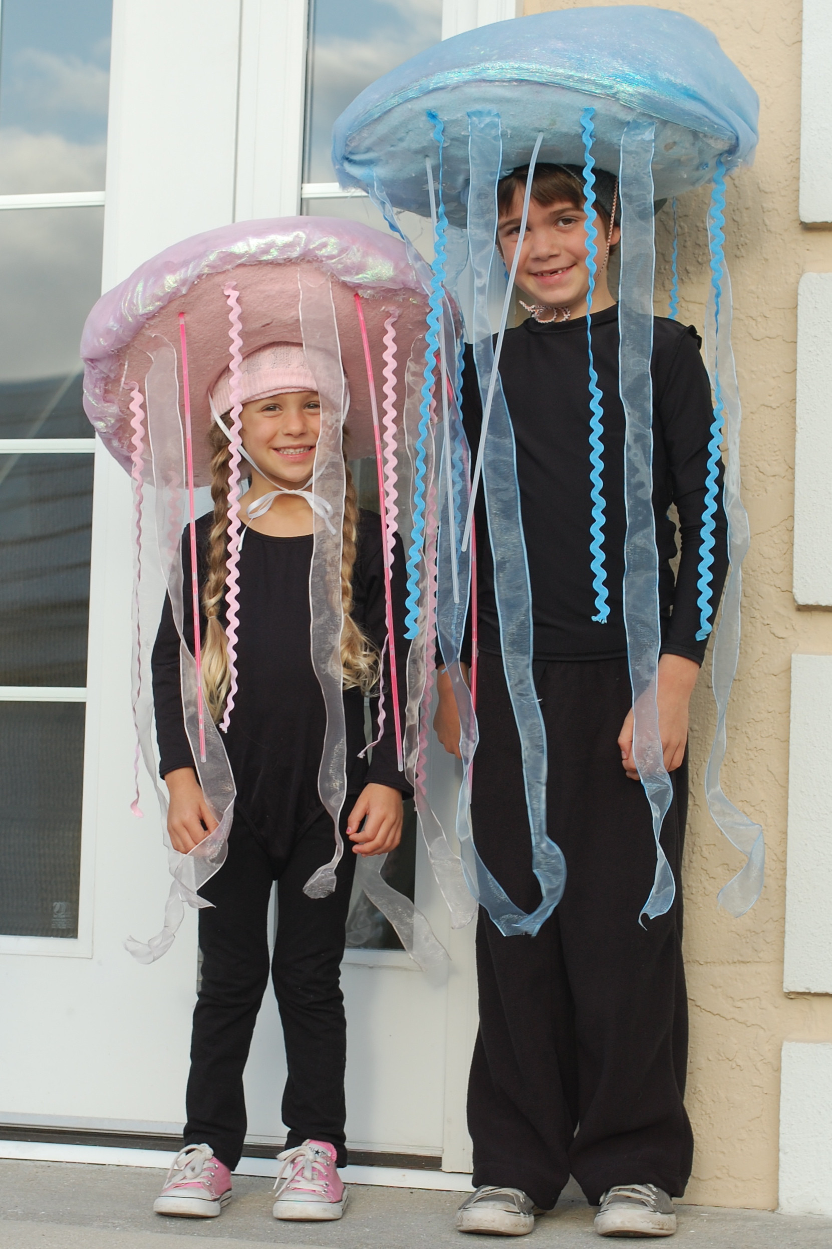 Jellyfish Costume DIY
 Glow in the Dark Jellyfish Costume Tutorial