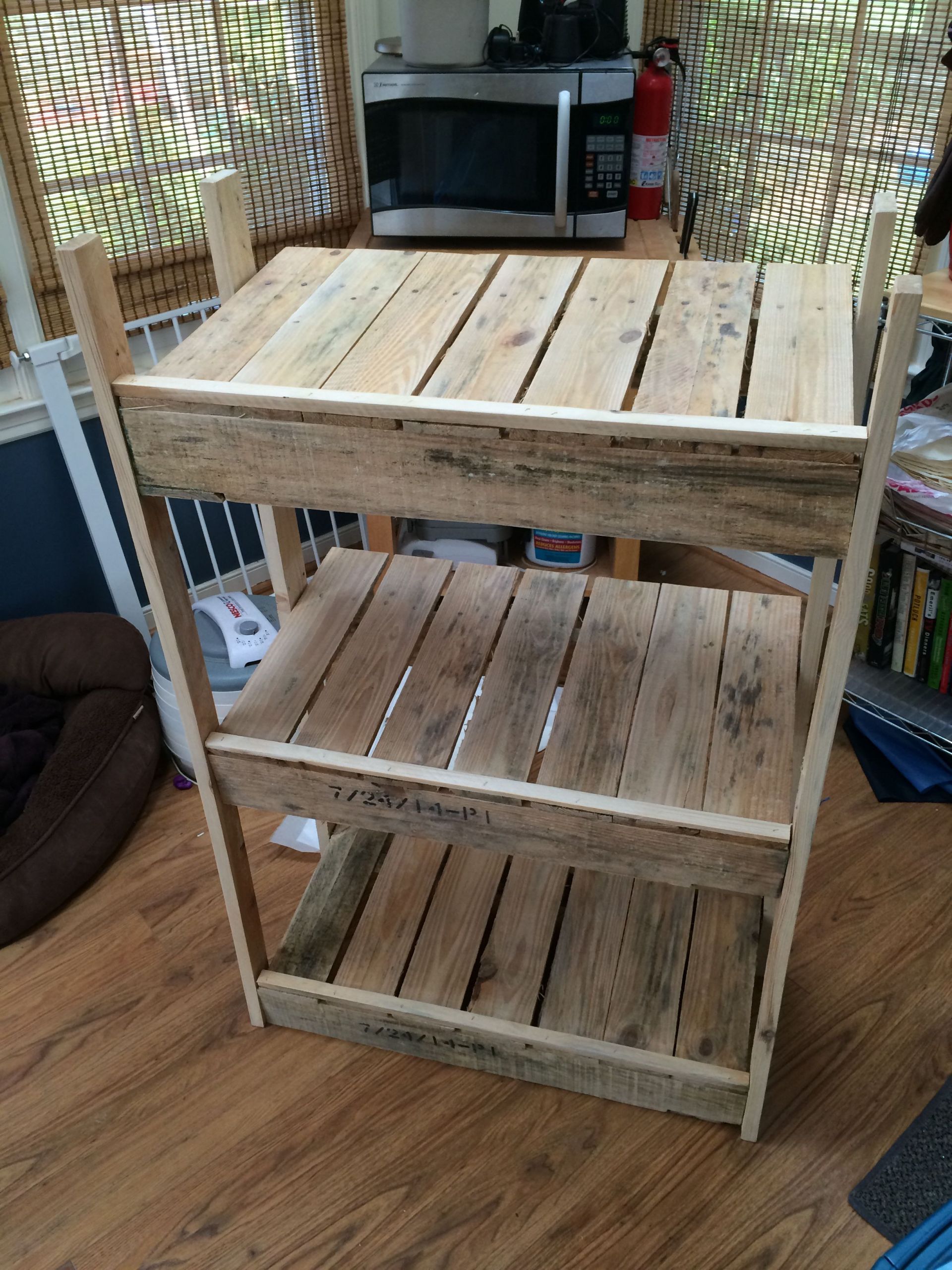 Laundry Basket Rack DIY
 Tiered laundry basket holder made from recycled pallets