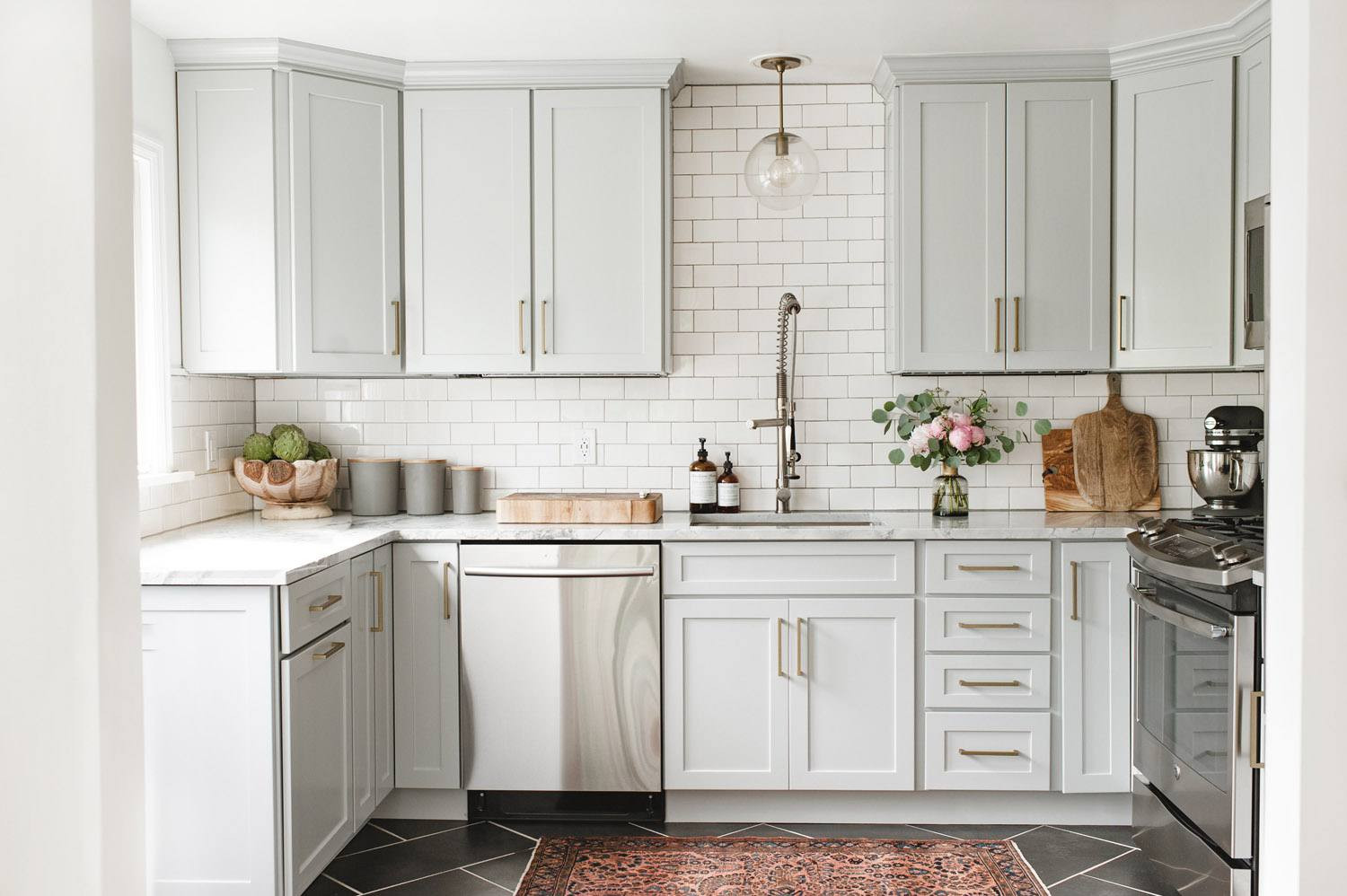 Light Gray Subway Tile Kitchen
 21 Ways to Style Gray Kitchen Cabinets