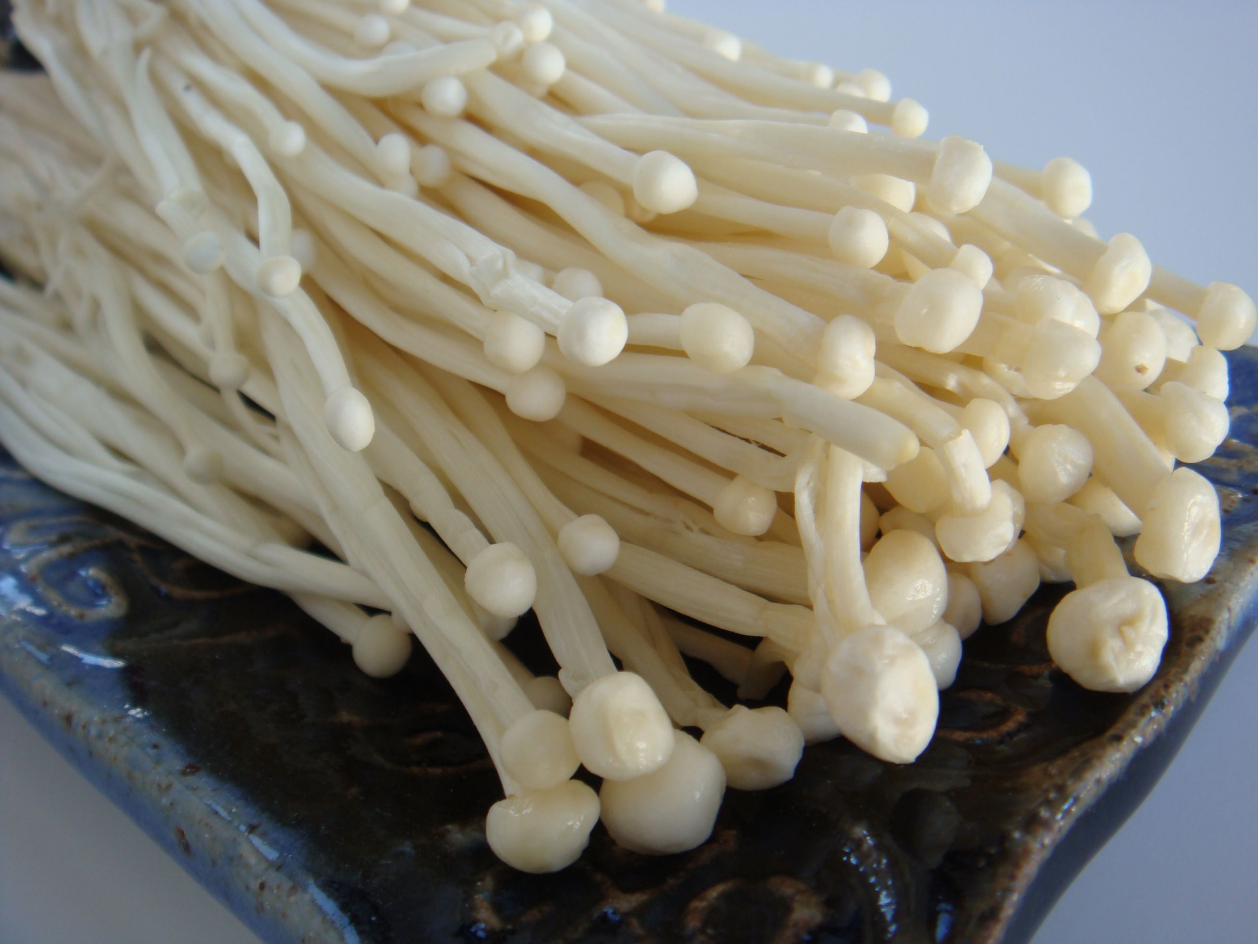 Long White Mushrooms
 Enokitake えのき茸