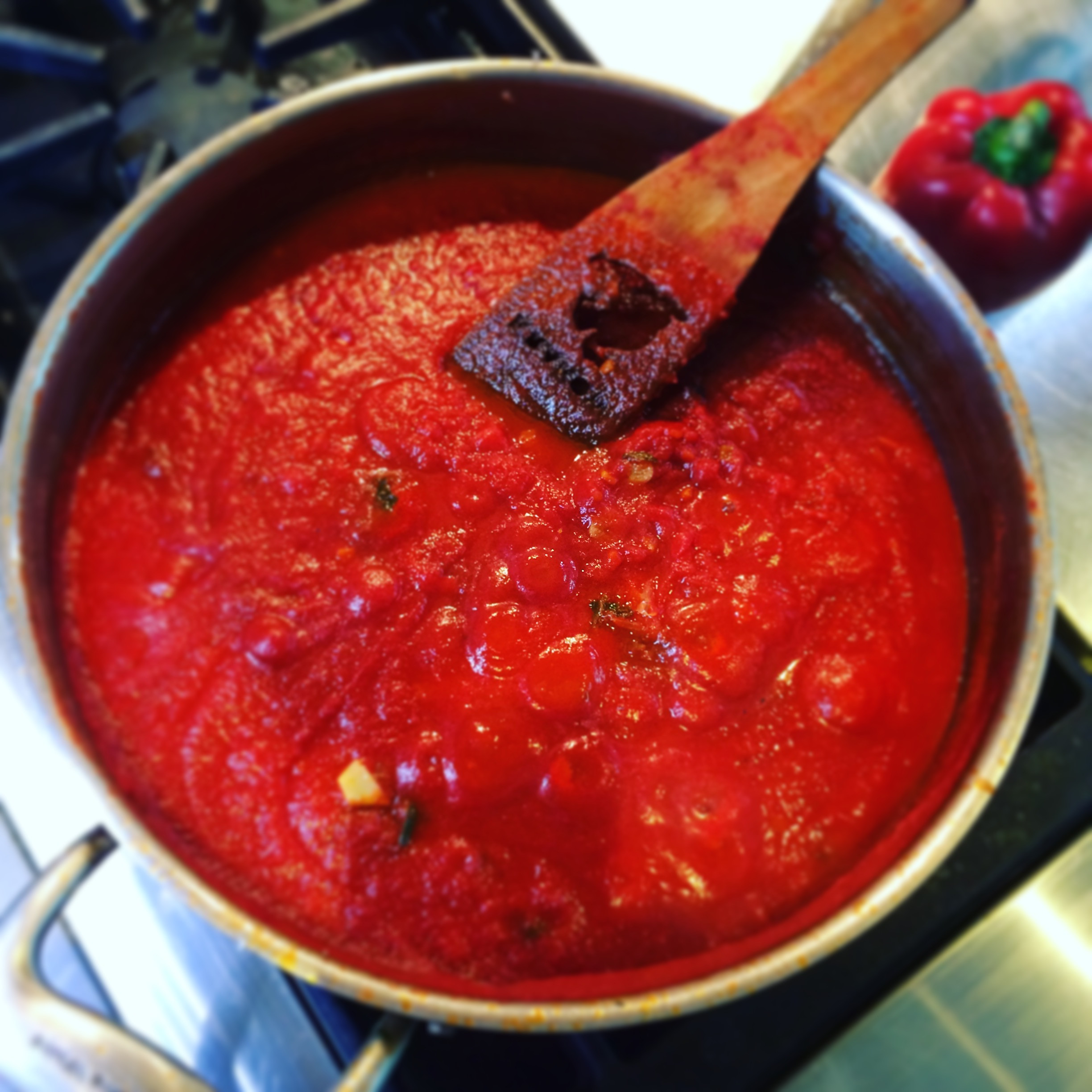 Рецепт помидоры соус в домашних условиях. Соус. Томатный соус. Приготовление томатного соуса. Томатный соус из помидор.