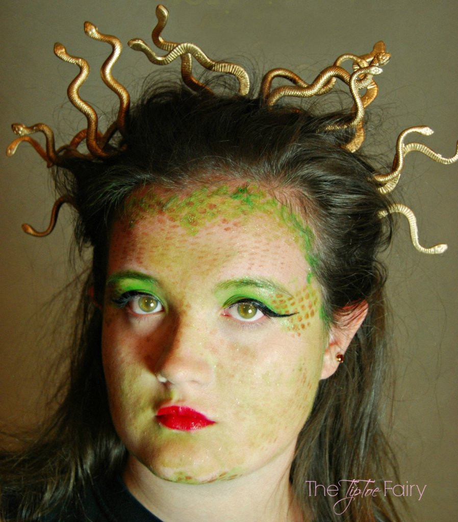 Medusa Hair DIY
 DIY Halloween Medusa Snake Headband Tutorial