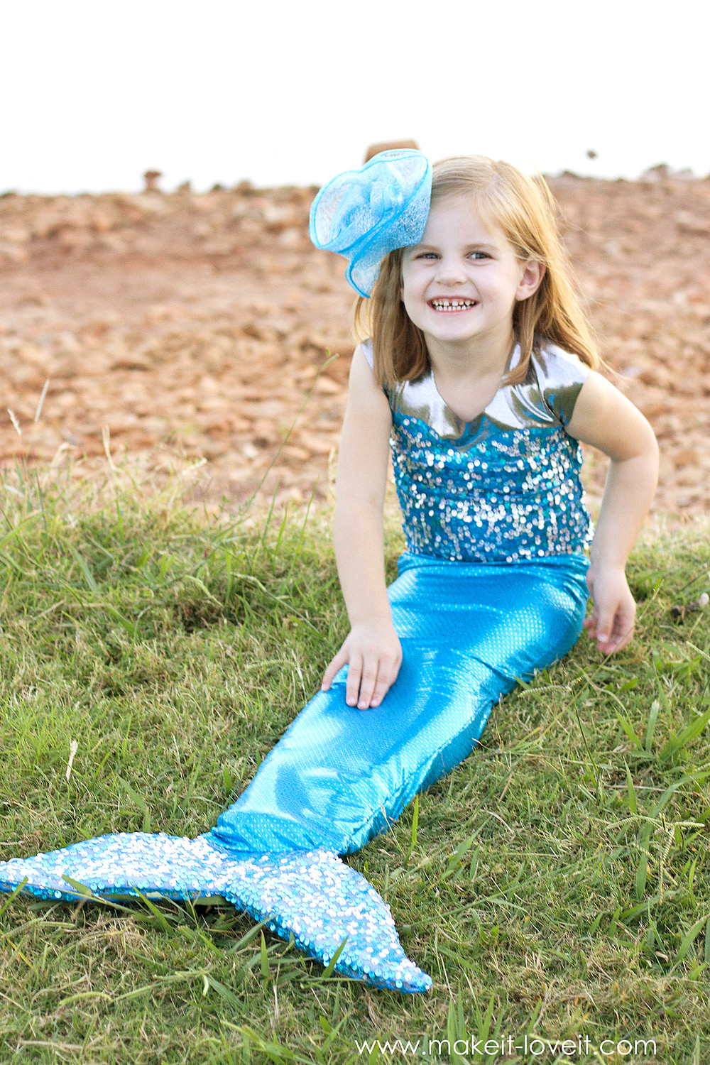 Mermaid Halloween Costume DIY
 DIY Mermaid Costume with a REPOSITIONABLE Fin