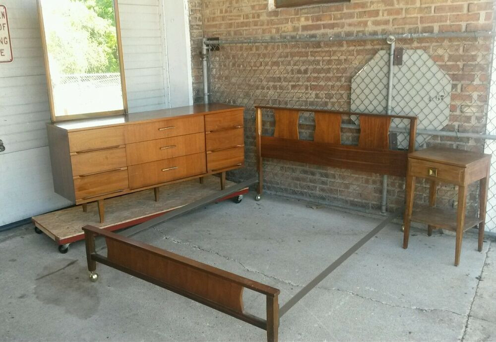 Mid Century Modern Bedroom Set
 Mid century modern Harmony House bedroom set full size