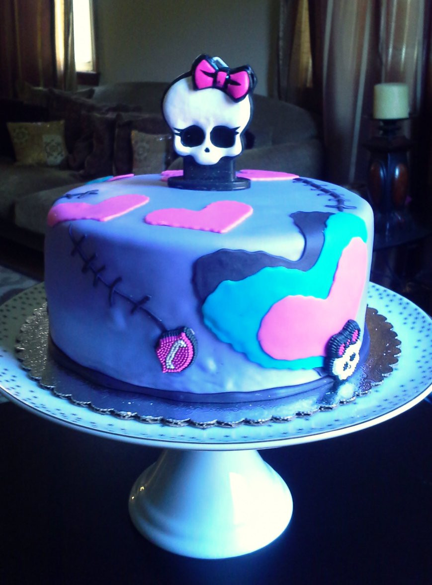 Monster High Birthday Cake
 Playing with Fondant – A Monster High Cake