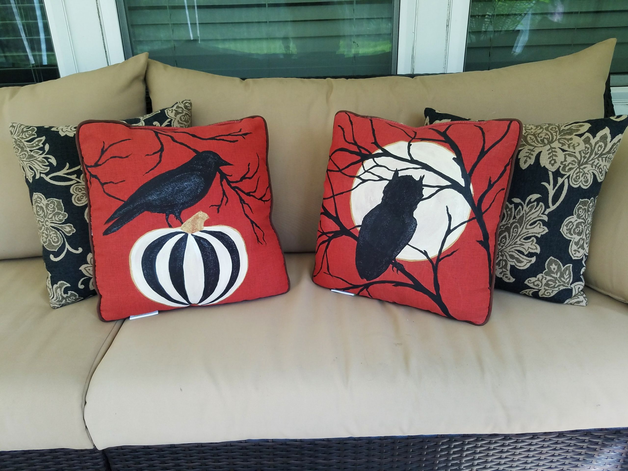 Outdoor Halloween Pillows
 Halloween painted outdoor pillows DIY Makeover Lucy