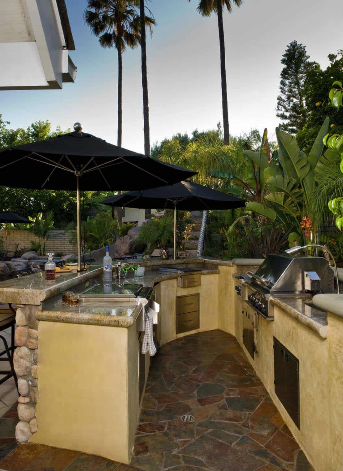 Outdoor Kitchen And Bar
 20 Spectacular outdoor kitchens with bars for entertaining