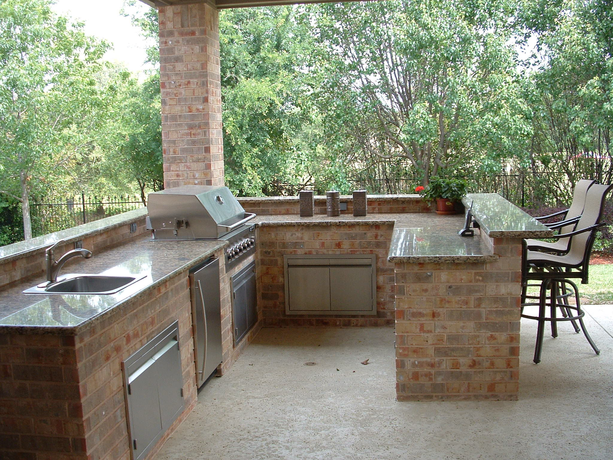 Outdoor Kitchen Bar
 Planning and Installing an Outdoor Kitchen