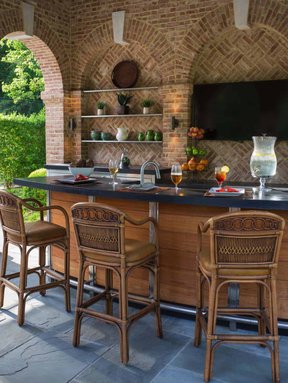 Outdoor Kitchen Bar
 20 Spectacular outdoor kitchens with bars for entertaining