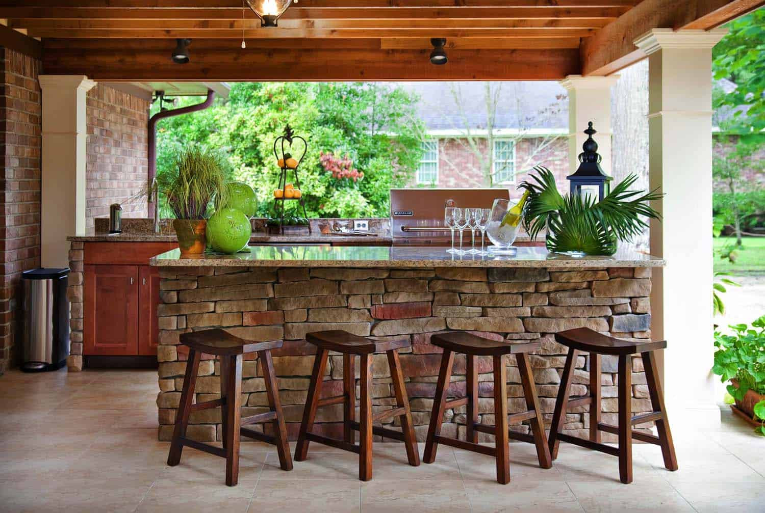 Outdoor Kitchen Bar
 20 Spectacular outdoor kitchens with bars for entertaining