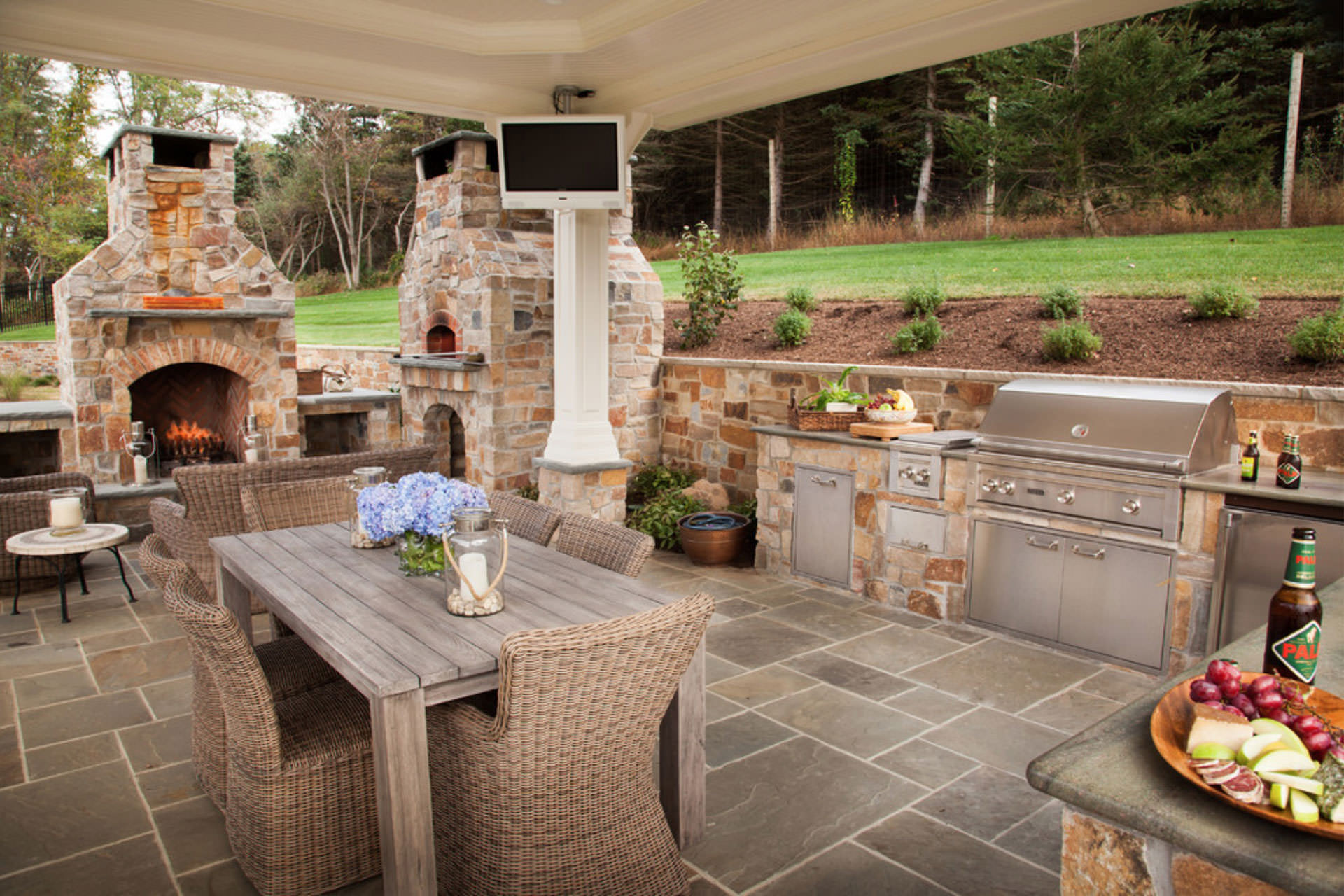 Outdoor Kitchen Designs
 Five Popular Design Features for Outdoor Entertaining