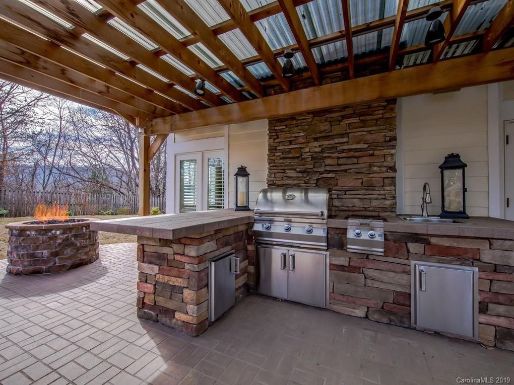 Outdoor Kitchen Set
 Outdoor kitchens set the stage for al fresco gatherings