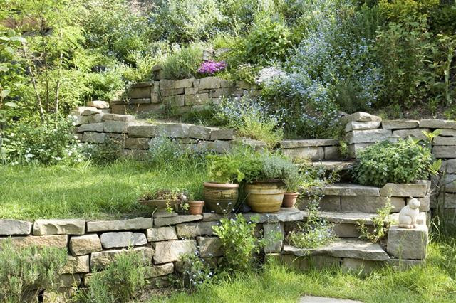 Outdoor Landscape Hill
 Ideas for Landscaping a Hill to Make it Naturally que
