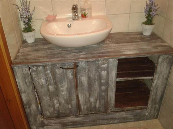 Pallet Bathroom Vanity
 16 Inspired Pallet Furniture Ideas