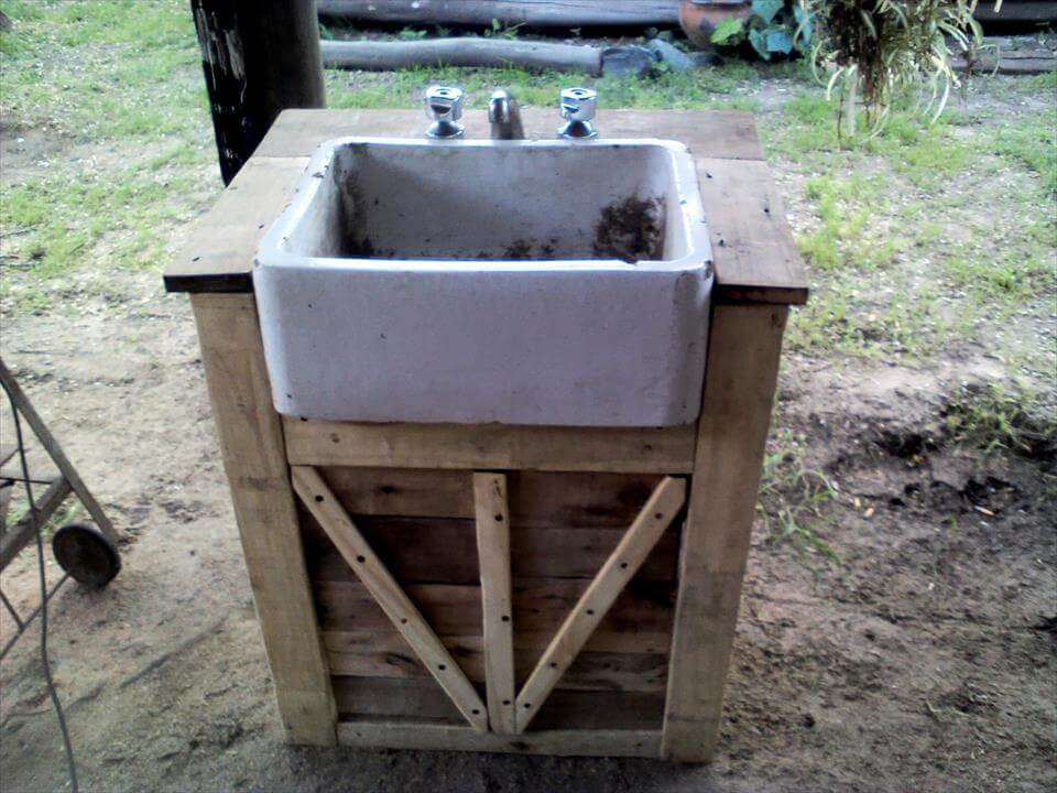 Pallet Bathroom Vanity
 Upcycled Pallet Bathroom Vanity