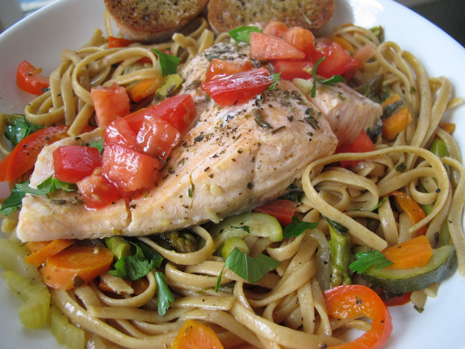 Pasta Side Dishes For Fish
 e Pot Pasta with Salmon and Ve ables or Good Friday