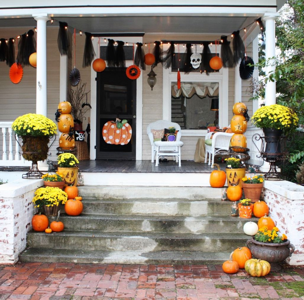 Porch Decorated For Halloween
 Cute Halloween Front Porch Decorations to Greet Your Guests