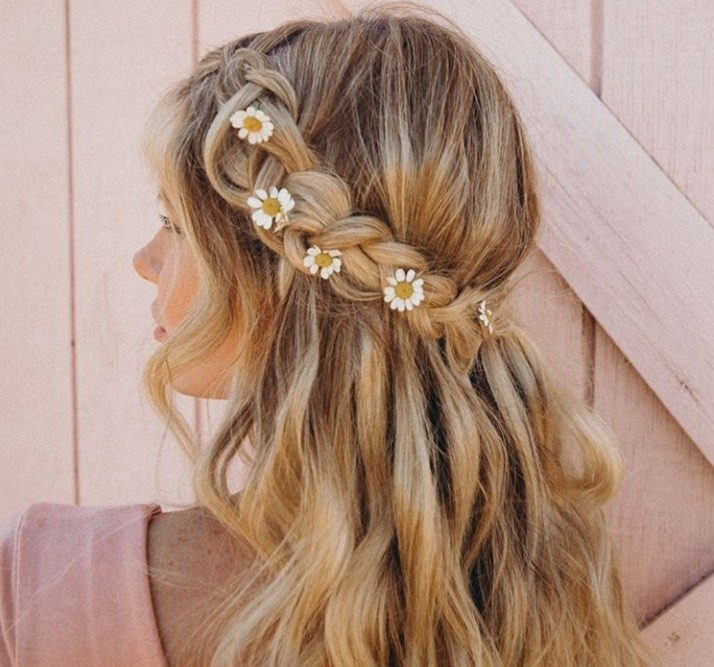 Prom Hairstyle With Flowers
 30 Best Half Up Half Down Prom Hairstyles
