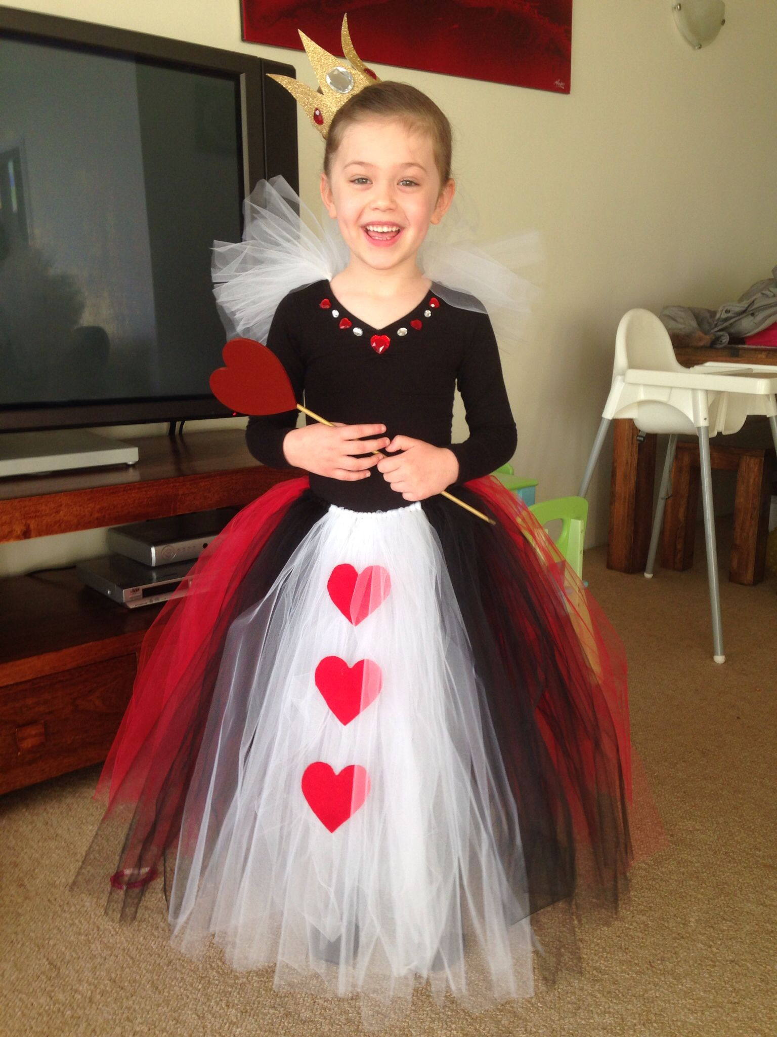 Red Queen Costume DIY
 No sew queen of Hearts costume …