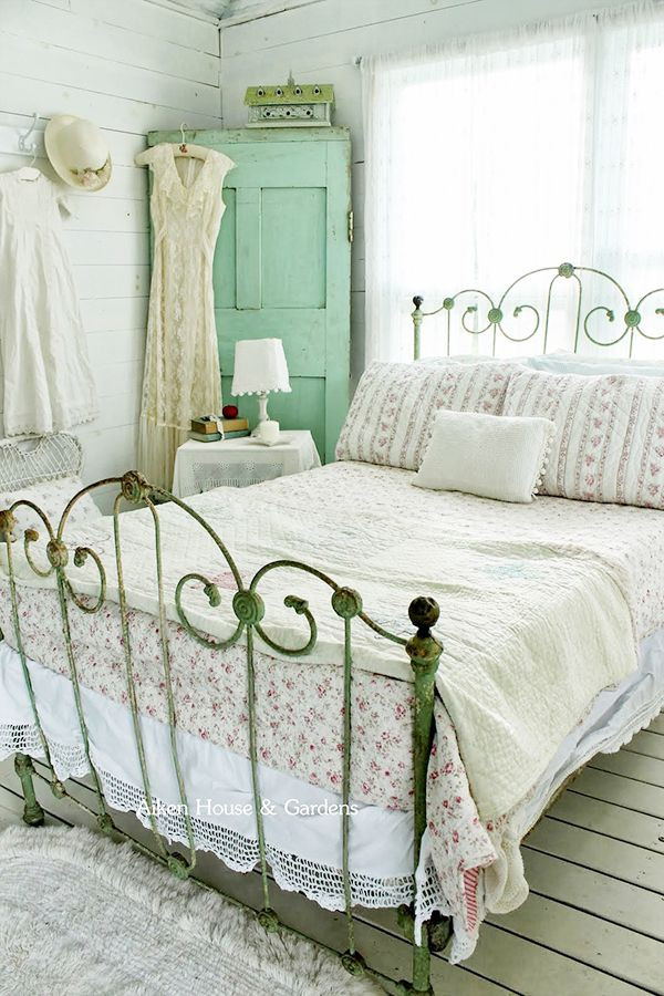 Shabby Chic Bedroom Accessories
 33 Sweet Shabby Chic Bedroom Décor Ideas