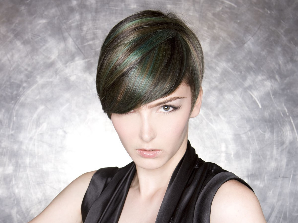 Short Neck Hairstyles
 Hairstyle with a short neck and masculine lines along the