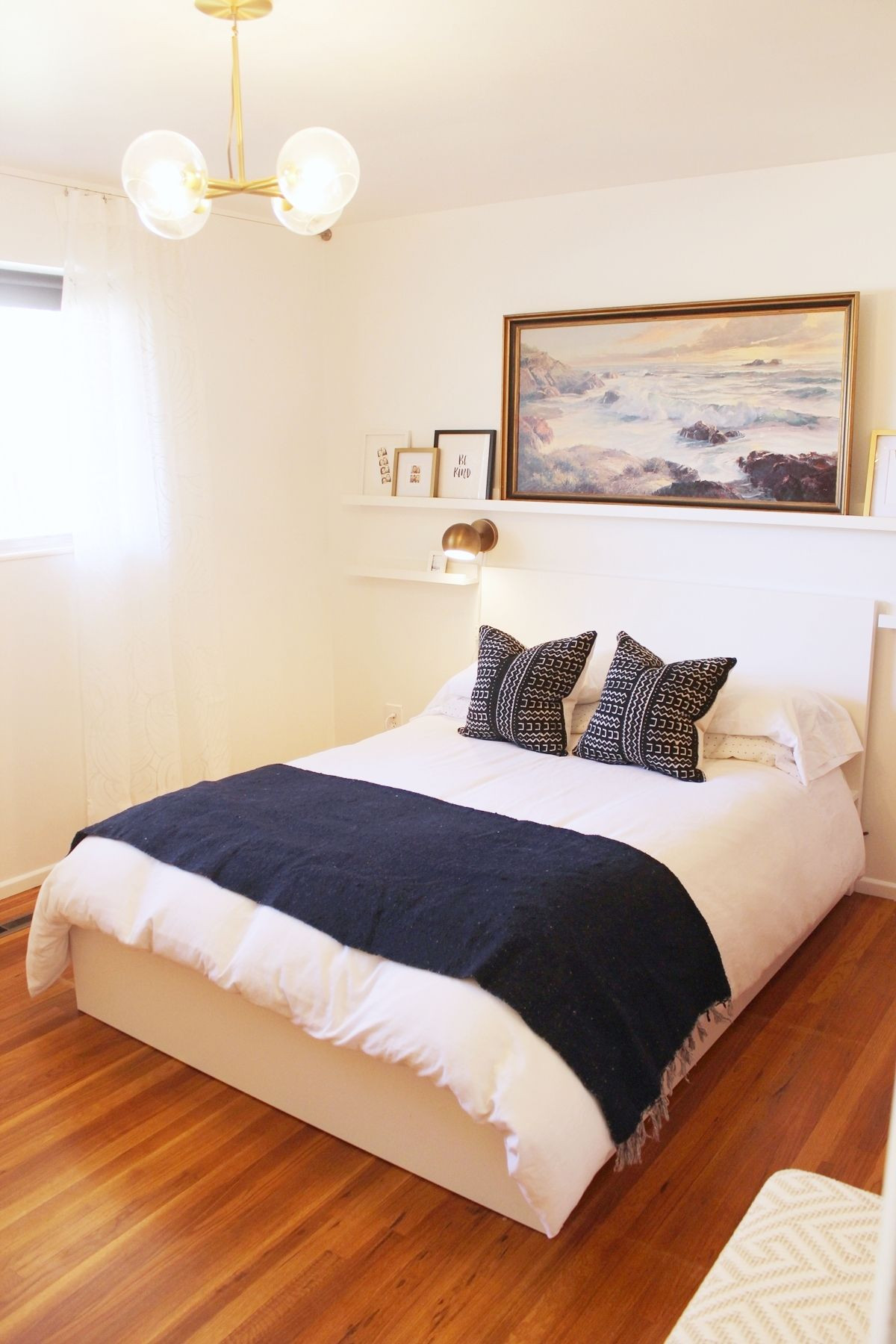 Small Master Bedroom
 How to Decorate a Bedroom Simply and with Style