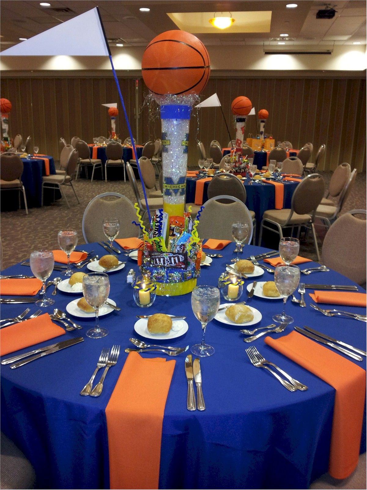 Sports Themed Graduation Party Ideas
 Idea of how to set up table cloths for both grad party or