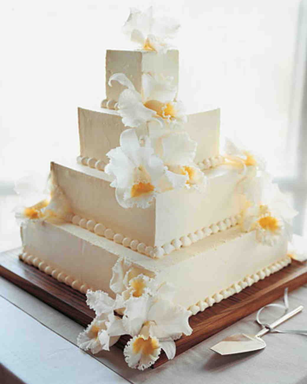 Square Wedding Cakes Pictures
 16 Unique and Eye catching Square Wedding Cake Ideas