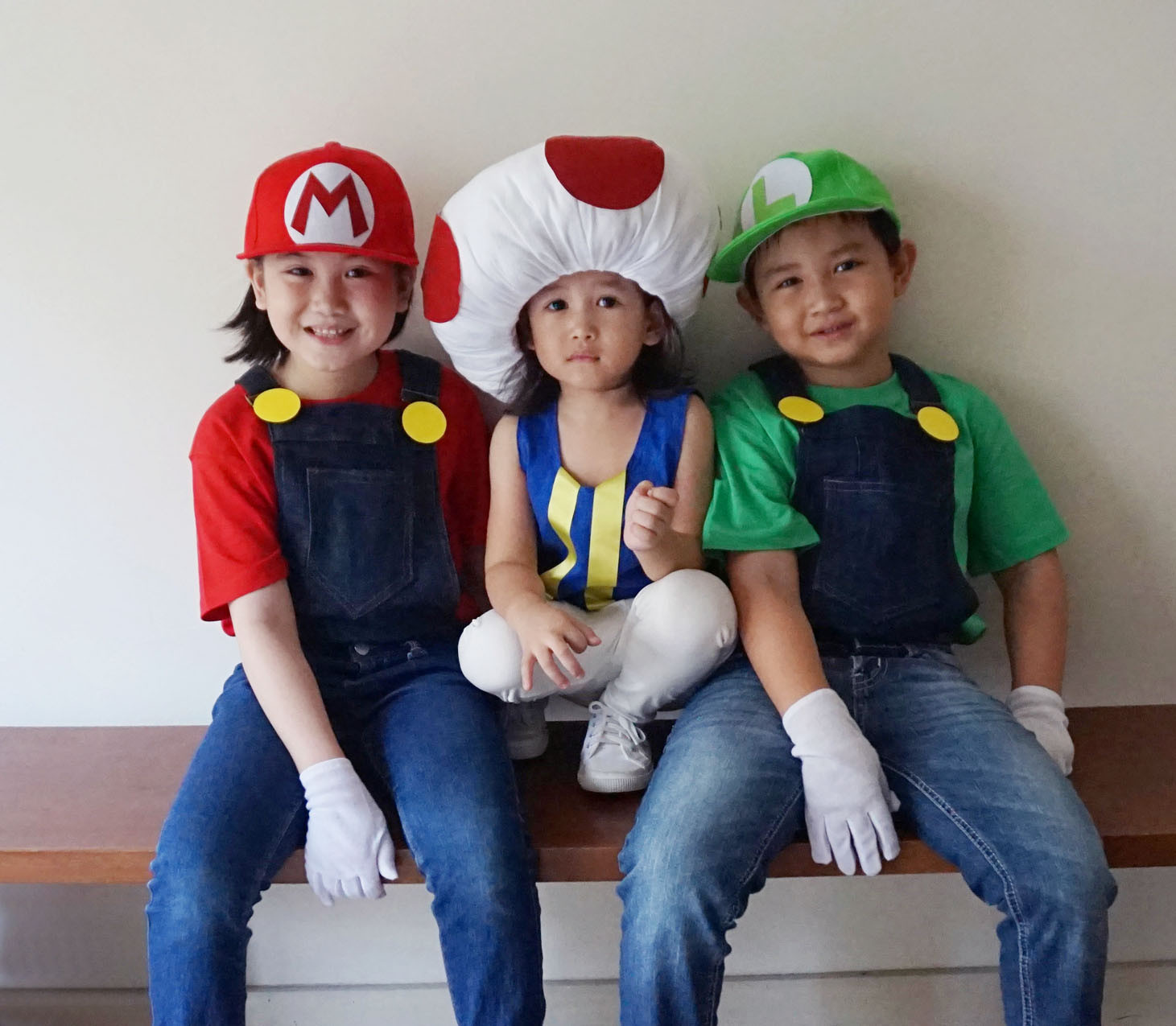 Super Mario Costume DIY
 MrsMommyHolic DIY Mario Bros and Toad Costume