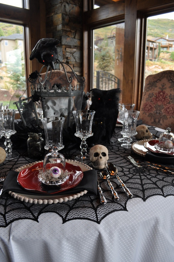 Table Decorating Ideas For Halloween Party
 30 Dramatic Halloween Table Decor Ideas