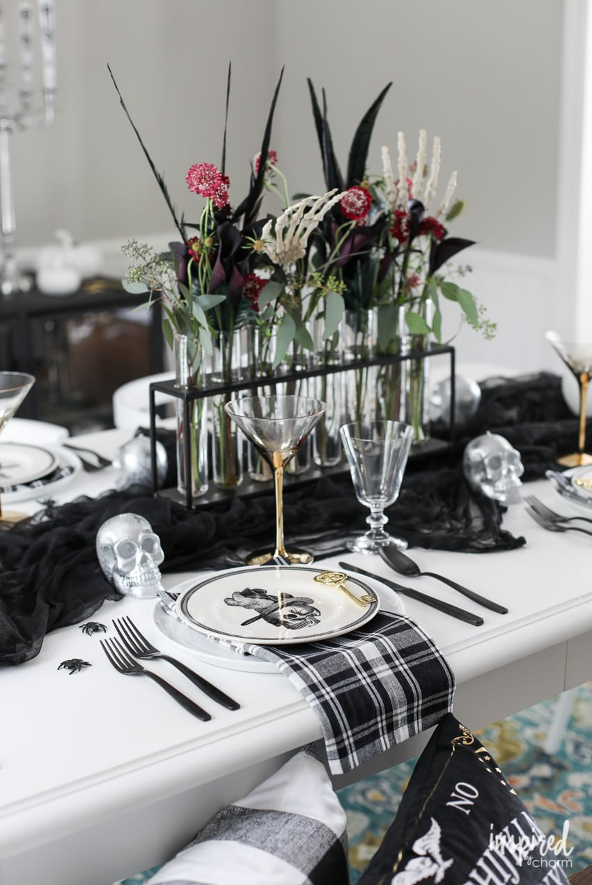 Table Decorating Ideas For Halloween Party
 The Ultimate Spooky Chic Halloween Table Decorations Ideas