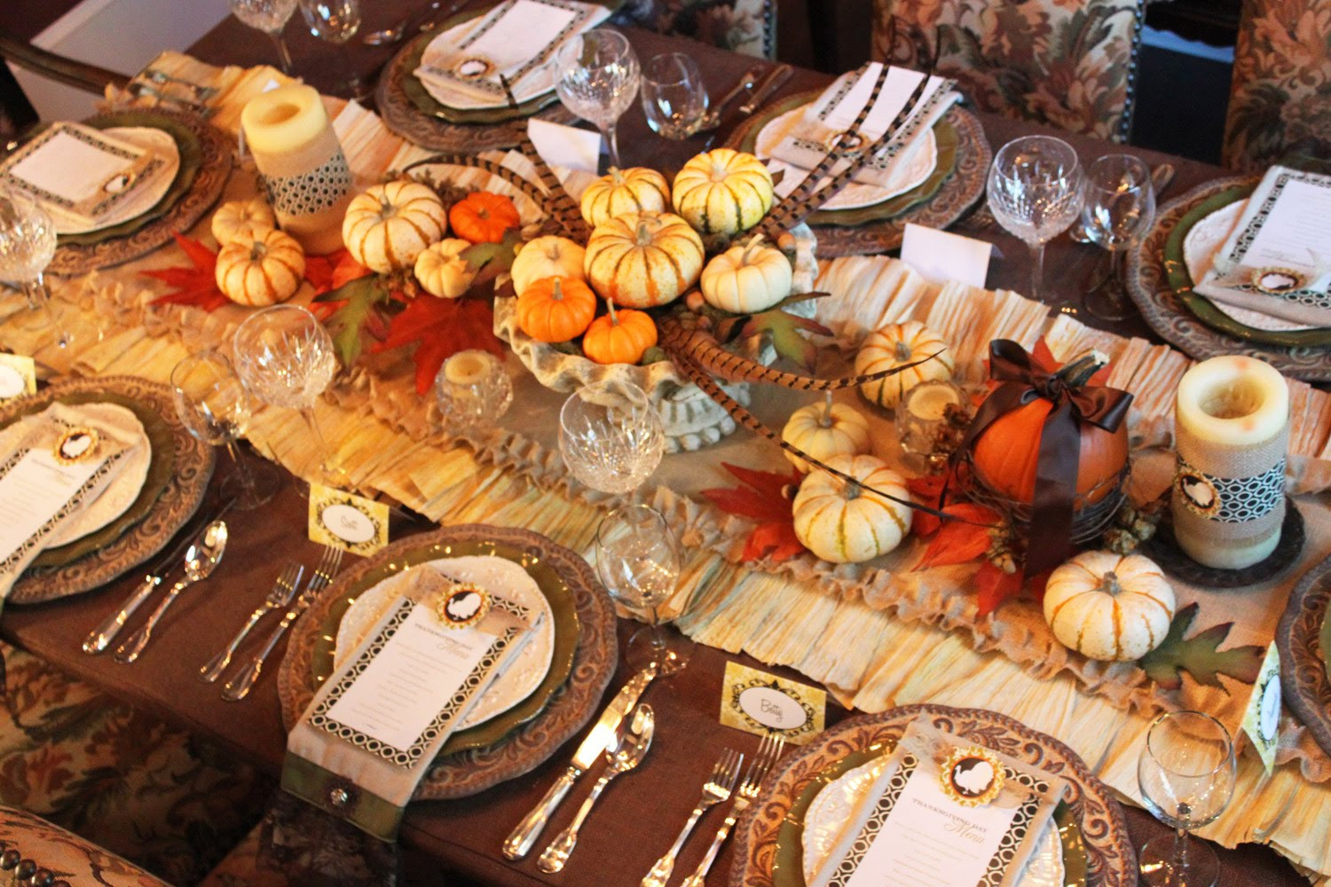 Table Decorations For Thanksgiving
 Anyone Can Decorate Thanksgiving Table Decorating Ideas