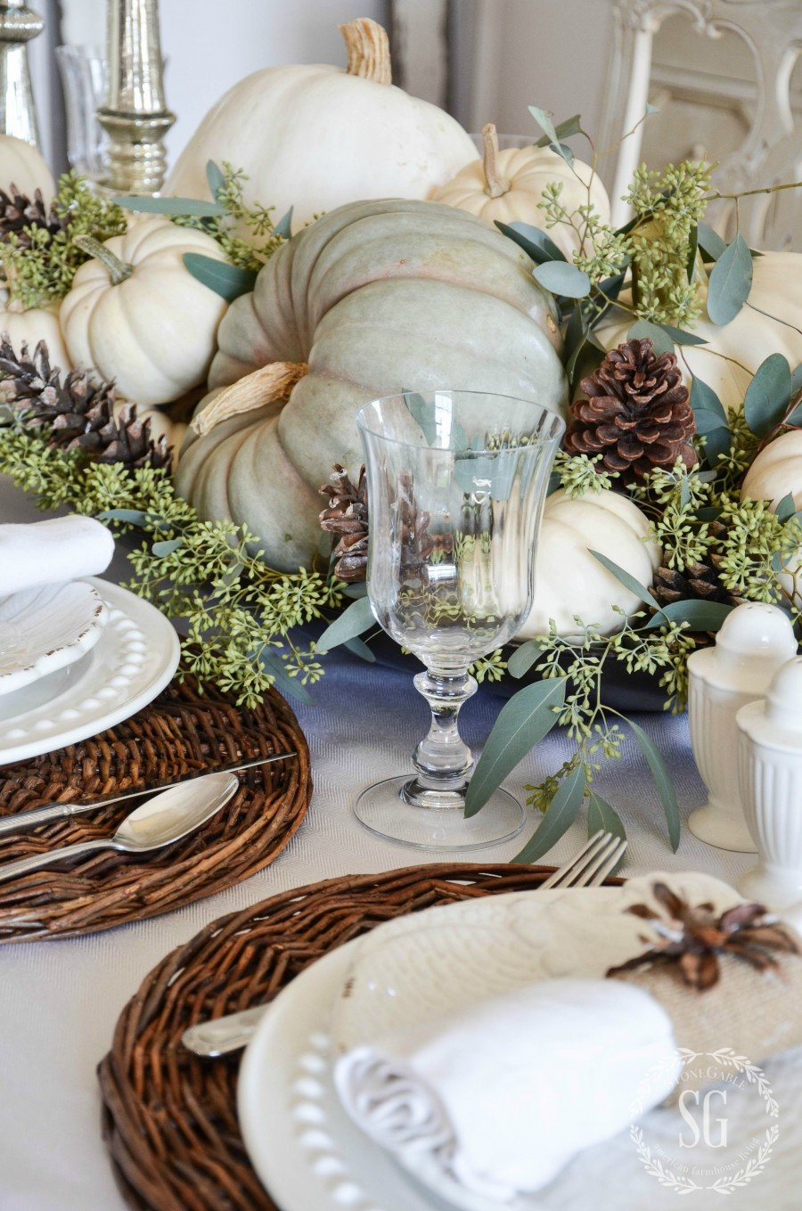 Table Decorations For Thanksgiving
 SOFT AND NATURAL THANKSGIVING TABLESCAPE