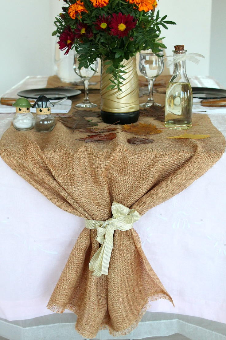 Thanksgiving Table Runners
 DIY Thanksgiving Burlap Table Runner