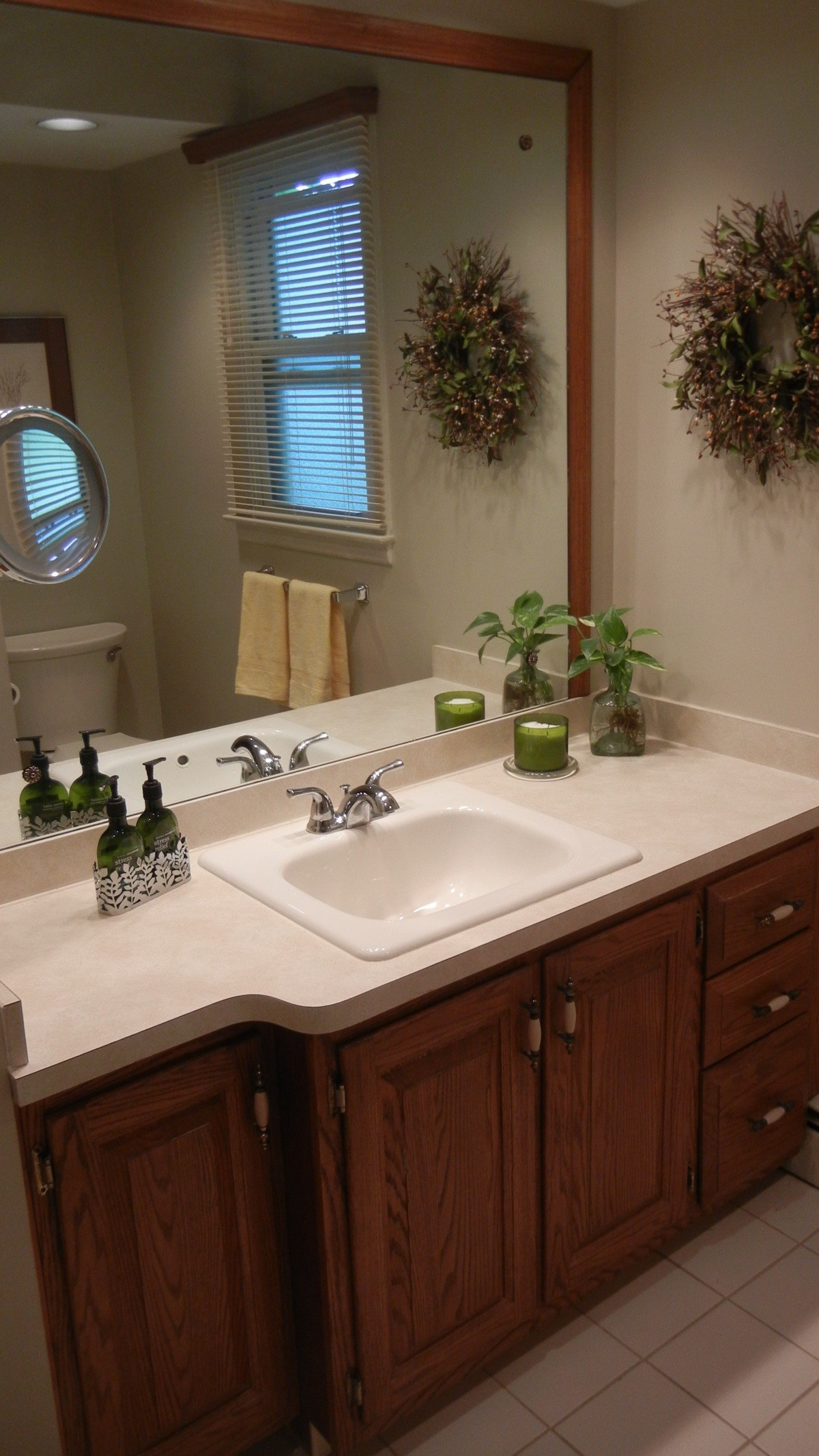 Tiles Color For Bathroom
 Bathroom Paint Color to Coordinate With Beige Tile