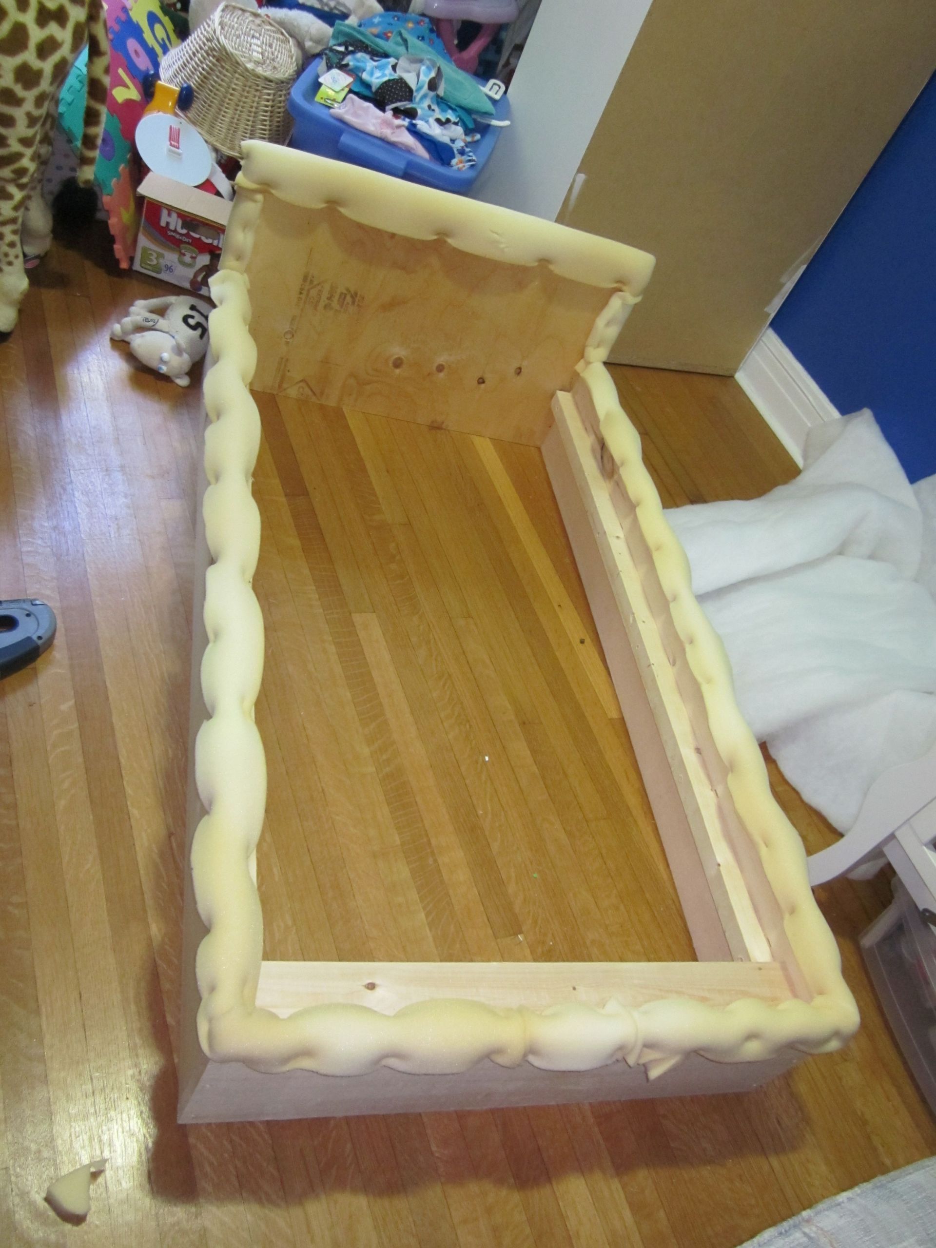 Toddler Bed Frame DIY
 DIY Toddler bed tutorial
