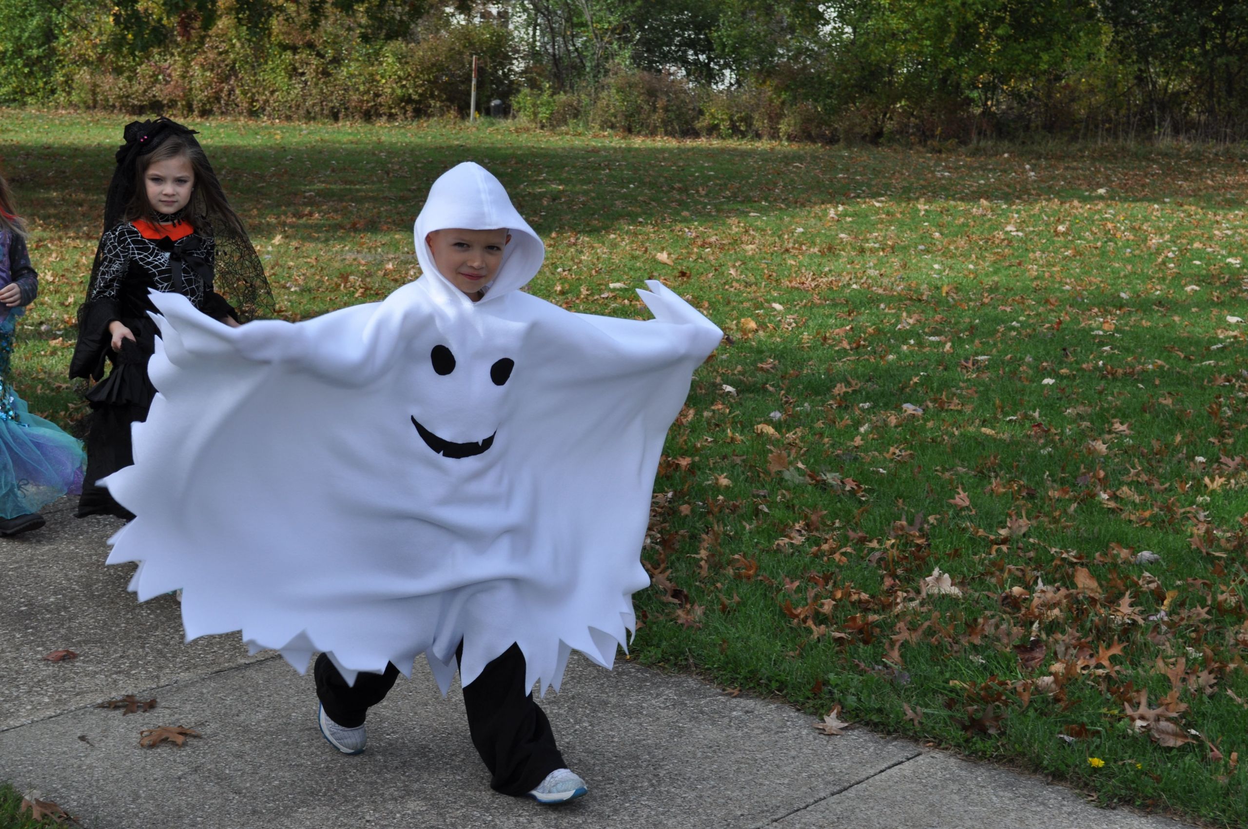 Toddler Ghost Costume DIY
 What an AWESOME ghost costume Fleece with hood Simple