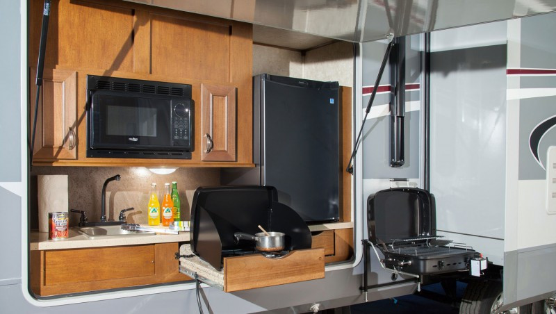 Travel Trailer With Outdoor Kitchen
 10 Amazing RVs Outdoor Entertaining & Kitchens