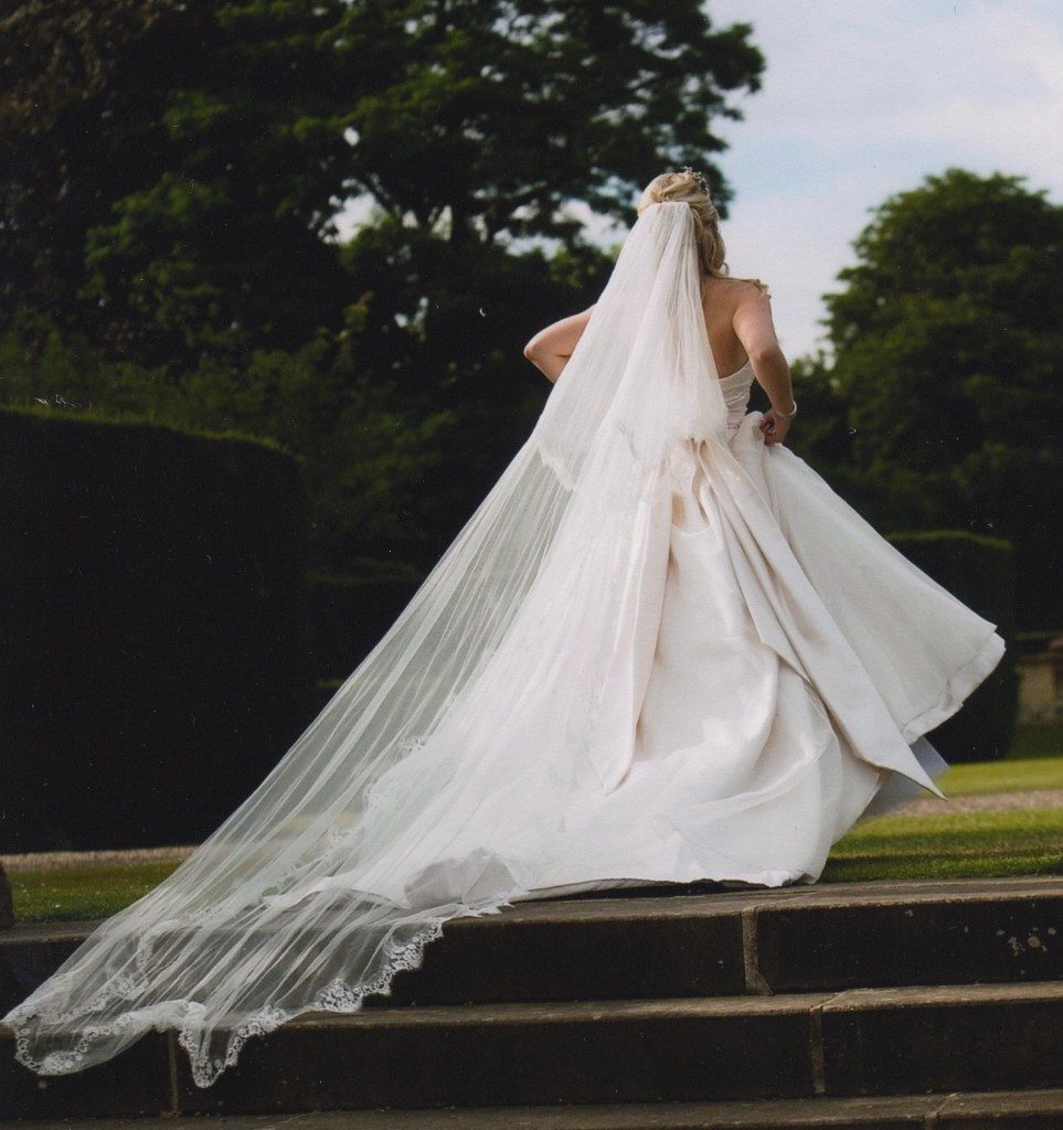 Uk Wedding Veils
 Make a breathtaking entrance with an Ann Guise Silk