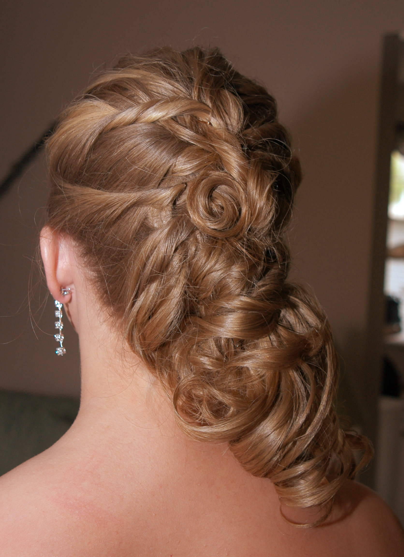 Unique Prom Hairstyles
 20 Unique Prom Hairstyles Ideas With MagMent