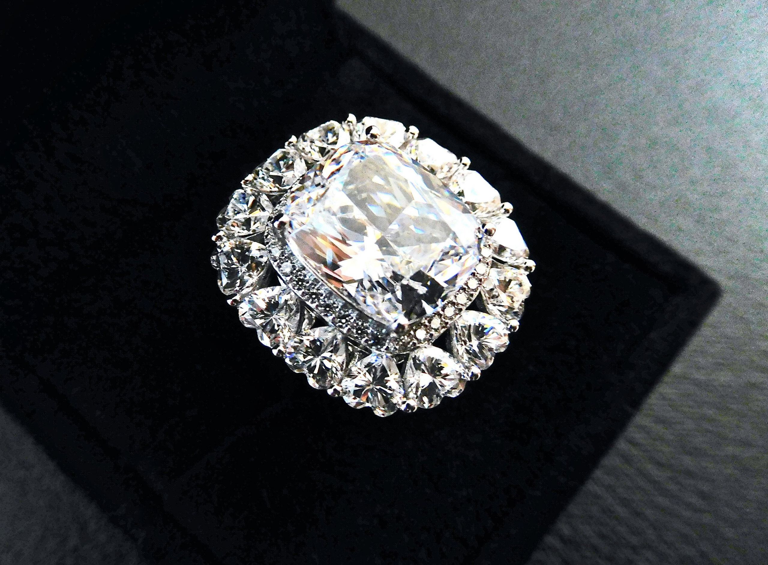 Used Diamond Engagement Rings
 Cushion cut and heart cut diamond cluster Finest diamond