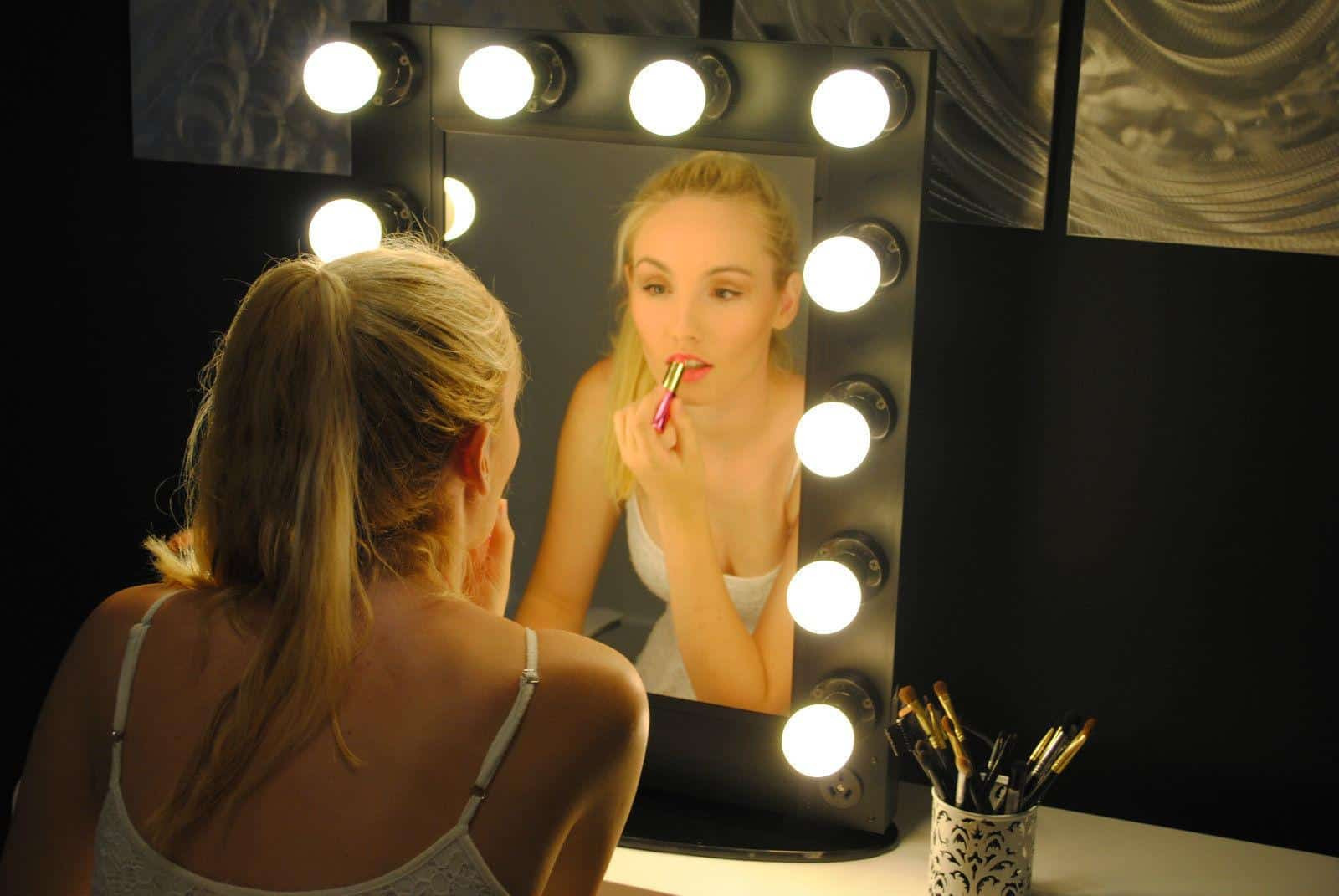 Vanity Girl Hollywood Mirror DIY
 Ideas for Making your Own Vanity Mirror with Lights DIY