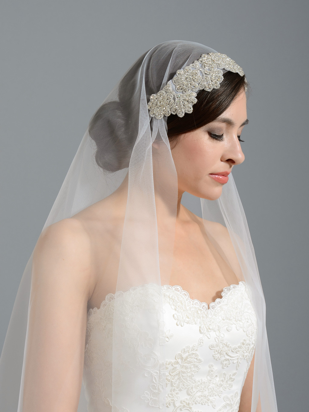 Veil In Wedding
 Ivory elbow wedding veil with rhinestone applique V048