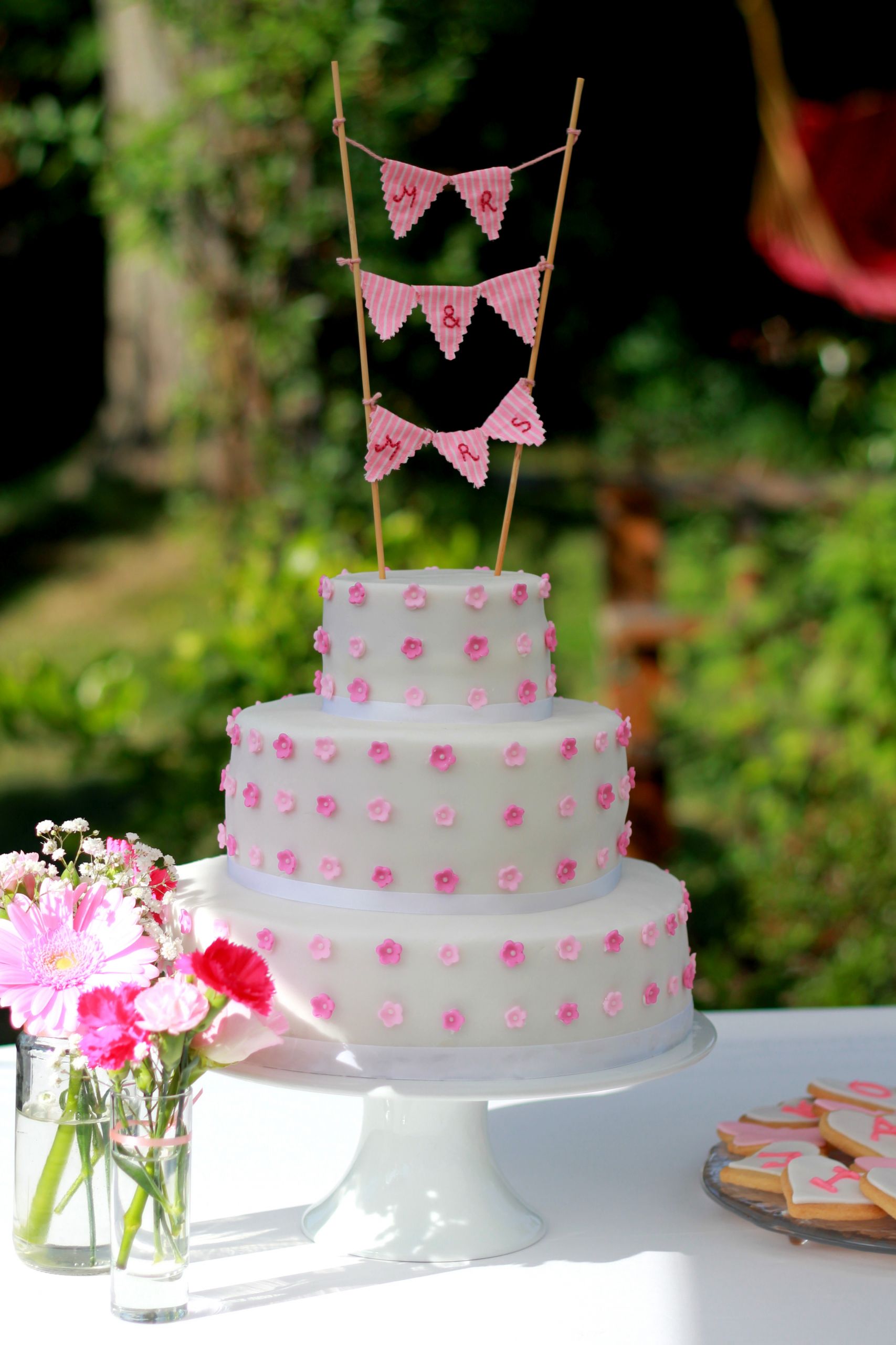 Wedding Cake DIY
 DIY Wedding Cake Tutorial Little Button Diaries