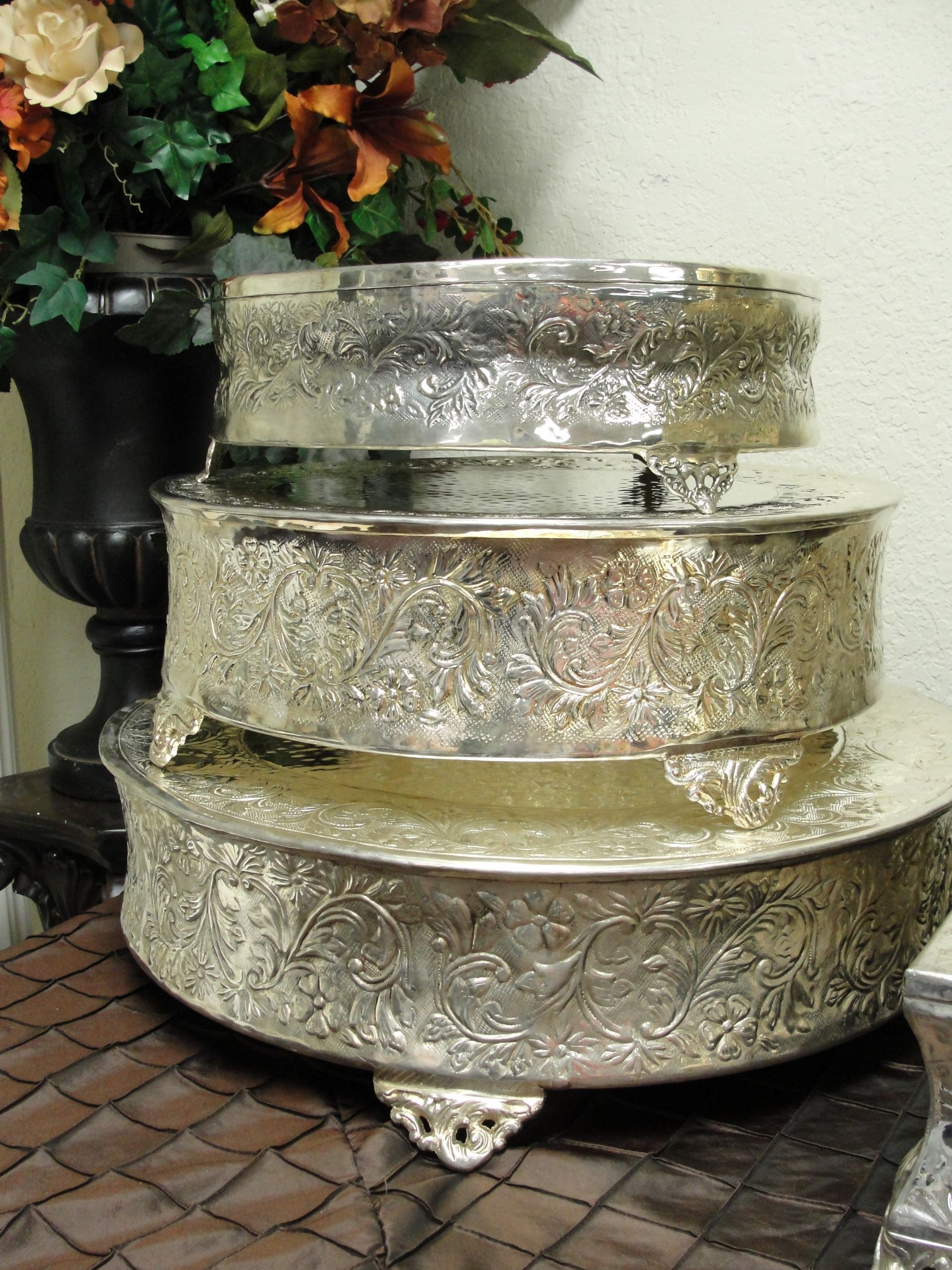 Wedding Cake Plate
 Elegant Cake Stands Victoria Champagne 12 Inch Metal Cake