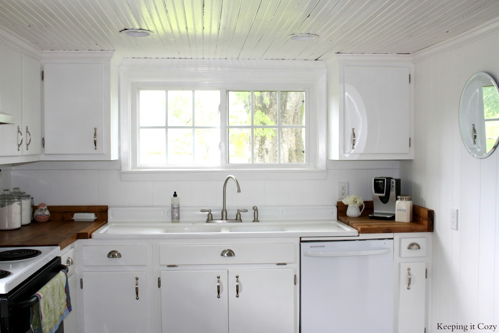 White Country Kitchen Cabinets
 WhisperWood Cottage 20 White Cottage Kitchens Features